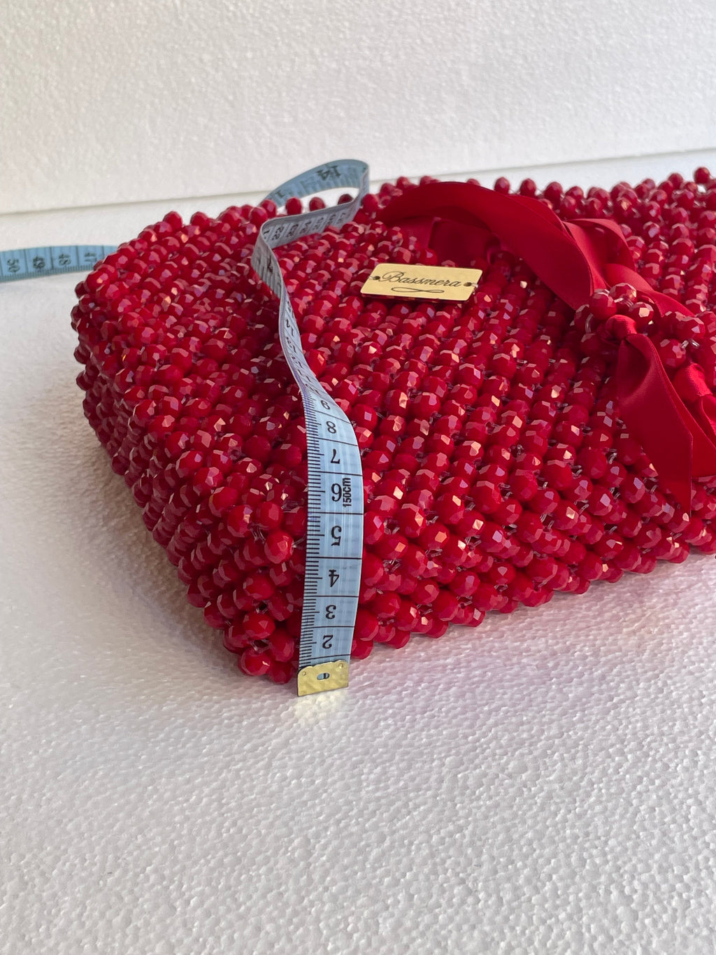 حقيبة قلب Bassmera Valentina Crimson، من الكريستال الأحمر، من الجانب، على خلفية بيضاء، مع شريط قياس يوضح الأبعاد