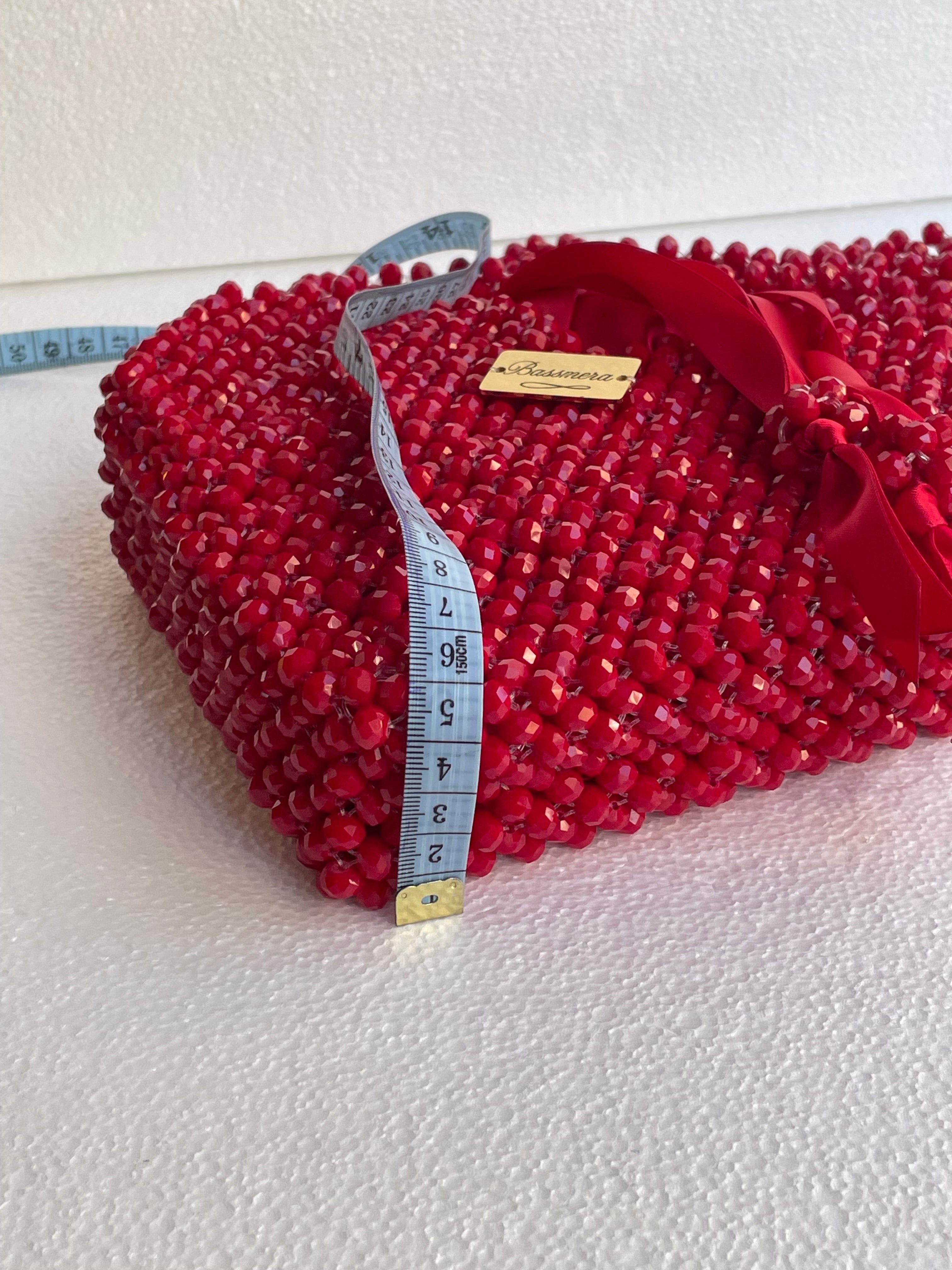 حقيبة قلب Bassmera Valentina Crimson، من الكريستال الأحمر، من الجانب، على خلفية بيضاء، مع شريط قياس يوضح الأبعاد