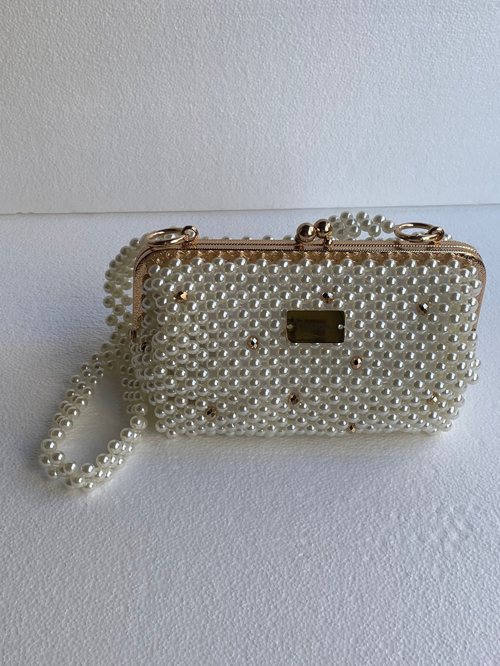 Bassmera Lunea – cremeweiße Perlen-Abendtasche mit Kristallakzenten, goldfarbenem Bügelverschluss und Perlenhenkel, Vorderansicht